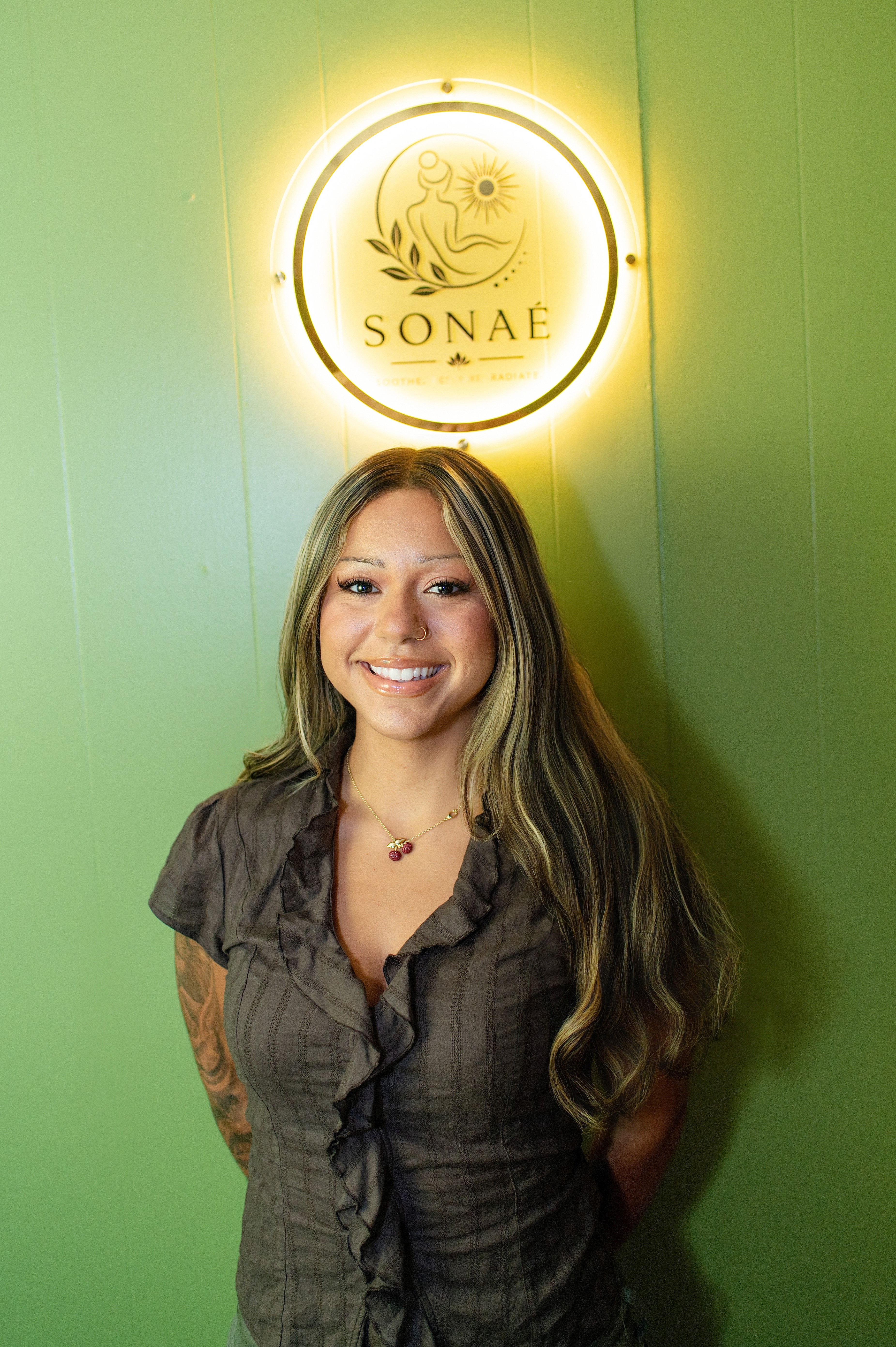 Massage therapist inside the Sonaé treatment room
